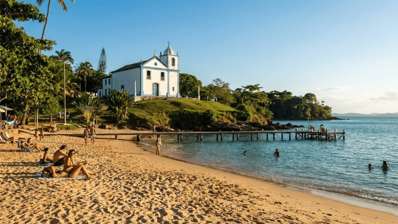 Praia do Nordeste vence ranking mundial por suas águas cristalinas e preservação ambiental, tornando-se o destino mais disputado de 2026